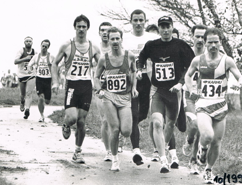 Die Gäu-Elite 1996 bei km 3 noch dicht beisammen: Norbert Hohl (556; 1. von links), Christhard Henning (903; 2.), Thomas Summer (217; 3.), Norbert Hornung (6.), Knut Wintergerst (8.), Uwe Daniel (434; 9.)